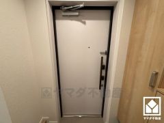 白を基調とした明るい玄関で、毎日を爽やかにスタート。清潔感あふれる空間が、訪れる人々を温かく迎えます。