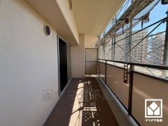 南西向きバルコニーで陽当たり、風通し良好。広々としているため、お洗濯物をたっぷりと干す事ができます。