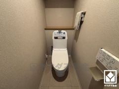 明るく清潔感溢れるトイレです。奥にトイレットペーパーのストックや消耗品置き場、小物置きなどとしてもお使いいただける棚がございます。