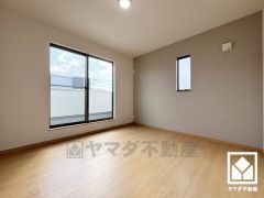 約7帖の3階洋室です。バルコニーにつながるお部屋で、通風・陽当たり良好。