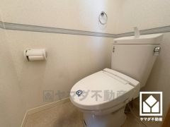 明るく清潔感溢れるトイレです。温水洗浄便座付きで、季節を問わずいつでも温かい便座をお使いいただけます。