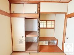 穏やかな暮らしを支える、豊かな収納。押入にはお客様用の座布団や寝具も収納可能です。