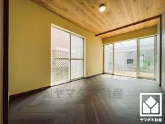 サンルームにつながるお部屋で、通風・陽当たり良好。