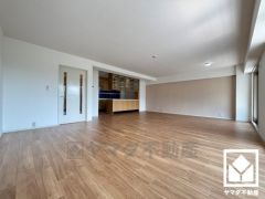 広々25.7帖のLDKが魅力。家族全員がリラックスできる、ゆったりとした快適リビングで温かい団らんの時間を。