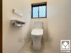 明るく清潔感溢れるトイレです。