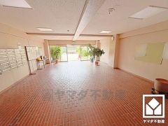 広々とした明るいエントランスです。