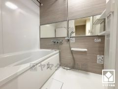 1日の疲れを癒す浴室でゆったりリフレッシュ。ナチュラルな木目調のアクセントパネルは落ち着いた雰囲気を演出してくれます。鏡が横長なので、お子様でも見やすく便利です。