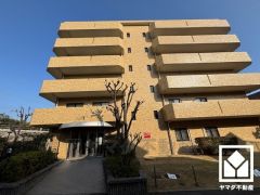 スムーズな移動を叶えるエレベーターが1基ございます。忙しい朝も快適に、ストレスフリーな暮らしをサポート。