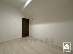 納戸にもウォークインクローゼットがあり、居室としてもお使いいただけます。お子様のお部屋などにも丁度良い広さです。