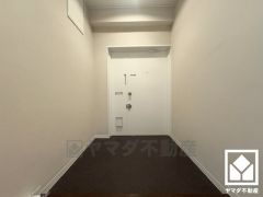 白を基調とした明るい玄関で、毎日を爽やかにスタート。広々とした開放感と清潔感あふれる空間が、訪れる人々を温かく迎えます。