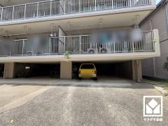 敷地内に駐車場を完備。重い荷物や雨の日の移動もスムーズで、快適なカーライフを実現。空き状況は弊社スタッフまでお気軽にお問い合わせください。