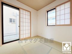 陽光がたっぷり差し込む約4.5帖の和室。温かみのある畳のスッキリとしたデザインが、暮らしを心地よく彩ります。