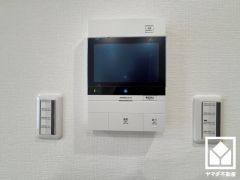突然の来訪時でも安心なモニター付きインターホンを完備。お留守番中のお子様でも簡単に来訪者の確認ができます。