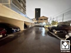 敷地内に駐車場を完備。重い荷物や雨の日の移動もスムーズで、快適なカーライフを実現。