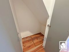 空間を無駄なく活用、階段下の賢い収納。日用品のストックや季節の荷物などもしっかり収納。