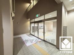 広々とした明るいエントランスです。鍵付きの集合ポストが備わっています。