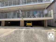 敷地内に駐車場を完備。重い荷物や雨の日の移動もスムーズで、快適なカーライフを実現。空き状況は弊社スタッフまでお気軽にお問い合わせください。