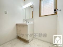 収納付きでスッキリお使い頂ける3面鏡の洗面台です。洗面ボウルが広めなので、忙しい朝でも身支度がしやすく時短になります。