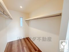 収納力豊富なウォークインクローゼット付き。お洋服はもちろん、スーツケースなどの大物もしっかり収納できます。