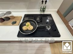 家族のごはん作りがはかどる。同時調理ができる3口コンロ付き。