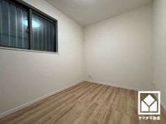 約4.2帖の1階洋室です。全居室に窓がございます。明るい陽光がたっぷり差し込む心地よい生活空間です。