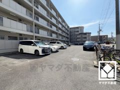 敷地内に駐車場を完備。重い荷物や雨の日の移動もスムーズで、快適なカーライフを実現。空き状況等は弊社スタッフまでお気軽にお問い合わせください。