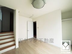 小上がりのウォークインクローゼットや屋根裏収納付きのお部屋で整理整頓しやすいです。