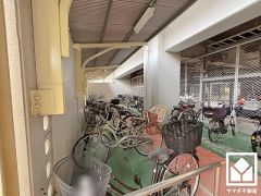 屋根付き駐輪場なので、雨や風、直射日光から自転車を守ることができます。