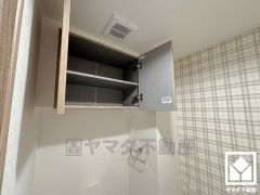 トイレにはトイレットペーパーのストックや、消耗品置き場などとしてお使いいただける吊戸棚がございます。