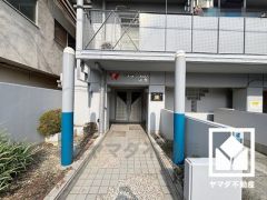 エントランスから始まる、快適な暮らし。オートロック完備の防犯性とデザイン性を両立した、安心の住まい。