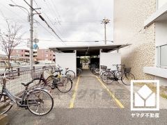 「小松小学校」まで徒歩10分。低学年のお子様も安心して通学していただけます。