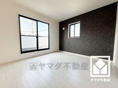 約7.5帖の洋室です。バルコニーにつながるお部屋で、通風・陽当たり良好。