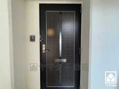 玄関ドアの窓から光が差し込み、外出時にも帰宅時にも、明るい気持ちになれる玄関です。