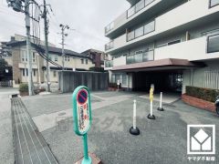 1階に収納力豊富な専用トランクルーム付き。アウトドア用品や季節の荷物、趣味の道具もしっかり収納できます。（使用料月額300円）