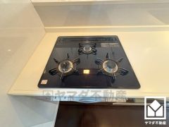 家族のごはん作りがはかどる。同時調理ができる3口コンロ付き。