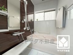 1日の疲れを癒す浴室でゆったりリフレッシュ。ナチュラルな木目調のアクセントパネルは落ち着いた雰囲気を演出してくれます。小窓が付いているので明るく、こもりがちな湿気もすぐ取り除くことができます。