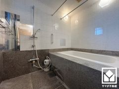 ゆったり足が伸ばせるので、毎日の疲れを癒やすバスタイムを実現。広々としたラグジュアリーな浴室で、1日の疲れをリフレッシュ。