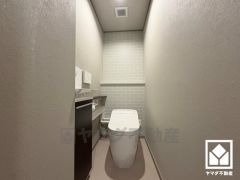 お手入れがしやすく節水効果も高いタンクレストイレです。手洗いが別になっているので、衛生的に使えます。