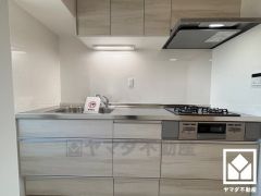 キッチンは空間を有効活用できる壁付けタイプ。換気効率が高くお手入れもしやすいスリム型のレンジフードを完備。スッキリとしたスタイリッシュなデザインも魅力の一つです。