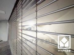 敷地内に100％確保の屋内駐車場を完備。出入口は大切な愛車をしっかり守るリングシャッター付き。重い荷物や雨の日の移動もスムーズで、快適なカーライフを実現。