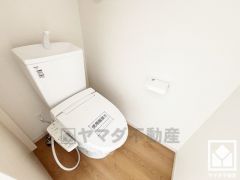 温水洗浄便座付きで、季節を問わずいつでも温かい便座をお使いいただけます。