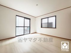 約8帖の1階洋室です。2面採光で、明るい陽光がたっぷり差し込む心地よい生活空間です。