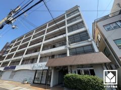 「阪急西宮ガーデンズ」まで徒歩5分、「ACTA西宮」まで徒歩9分など、大型商業施設が徒歩圏内に複数あり便利な住環境です。