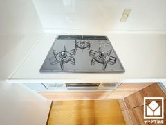 家族のごはん作りがはかどる。同時調理ができる3口コンロ付き。