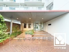 広々とした明るいエントランス。綺麗に整備されており、帰宅時や来客時にも気持ちの良い空間です。