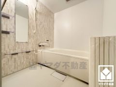 ボタン1つで自動でお湯張りができるオートバス機能付き。追い炊き機能もございますので、いつでも温かいお風呂に入ることができます。