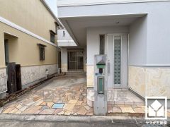 突然の来訪時でも安心なモニター付きインターホンを完備。お留守番中のお子様でも簡単に来訪者の確認ができます。