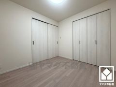 約4.5帖の洋室です。全居室フローリングでお掃除ラクラクです。