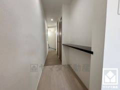 2階廊下には作業スペースや写真、小物置き場など多用途に使えるカウンターもございます。