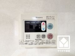 お湯はりスイッチを押し、給湯栓を開けてお湯はりをすると、設定した湯量でお湯が自動的に止まるオートストップ機能付き。（給湯栓は開いたままなので、必ず閉めてください）